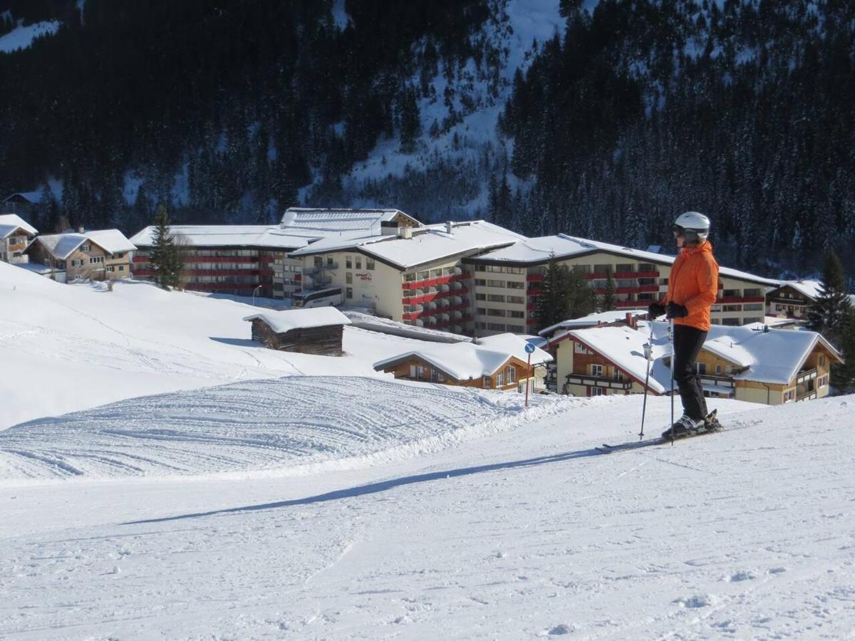 Spacious Corner Apartment In Aparthotel Kleinwalsertal Mittelberg Eksteriør billede