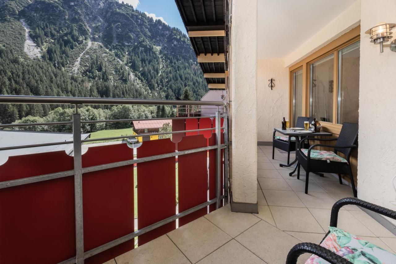 Spacious Corner Apartment In Aparthotel Kleinwalsertal Mittelberg Eksteriør billede